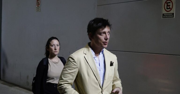 Negociaciones urgentes de Santiago Caputo con los jueces para desarmar la marcha por Cristina