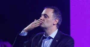 Adorni quiere separar su vocería de la Secretaría de Medios y choca con Santiago Caputo