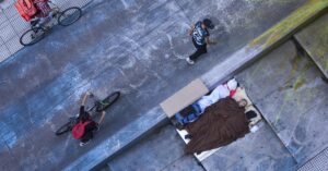 El modelo de Milei empieza a pegar en el empleo: creció la desocupación que se acerca a los dos dígitos