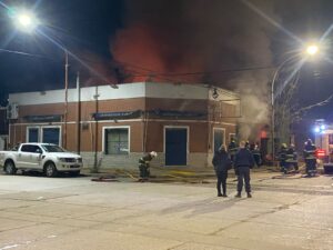Los servicios de emergencias intervinieron en un importante incendio: La familia de “autoservicio fabian” afectada por el fuego