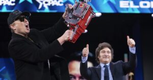 Elon Musk se arrepintió de haberse mostrado con la motosierra que le regaló Milei