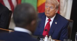 El WSJ dice que Trump sabe hace meses que figura en los documentos de Epstein