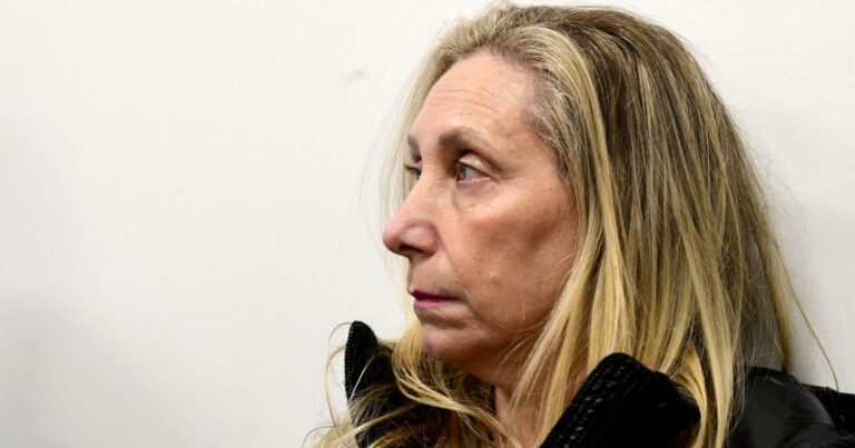 En La Plata venden el libro de Karina con un descuento del 3%
