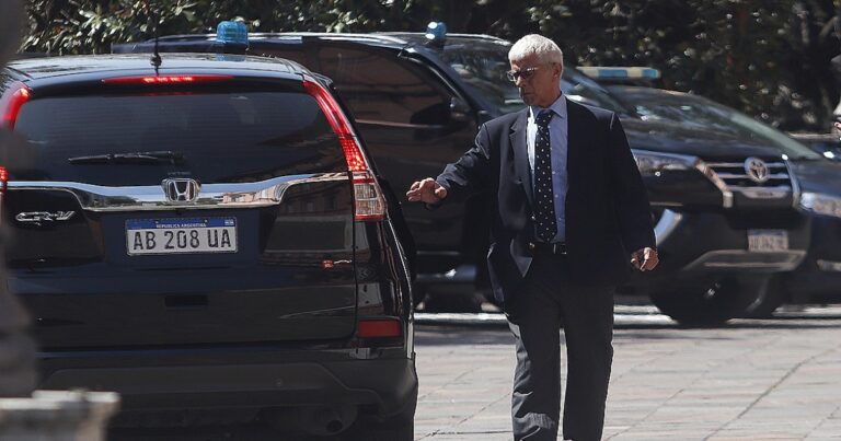 Cúneo se ofreció como defensor del caso de las coimas pero Milei lo quiere echar después de las elecciones
