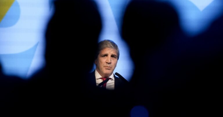 Un juez exige a Caputo que entregue de inmediato todos los detalles del acuerdo con el FMI
