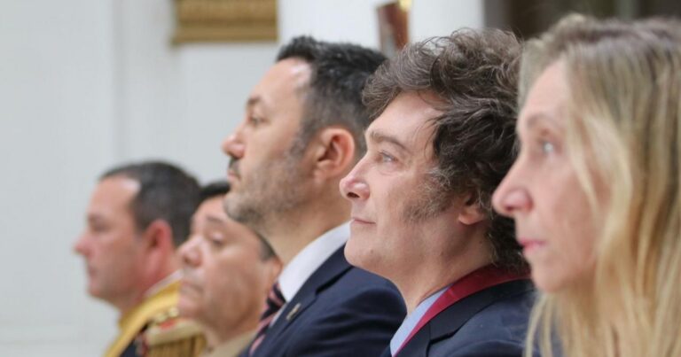 Milei convocó una reunión de gabinete para analizar la crisis del fentanilo y les puso la película de Francella