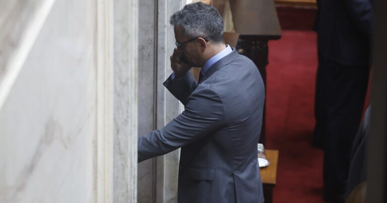 La oposición cuenta los votos para bajar a Menem la presidencia de Diputados por el escándalo de las coimas