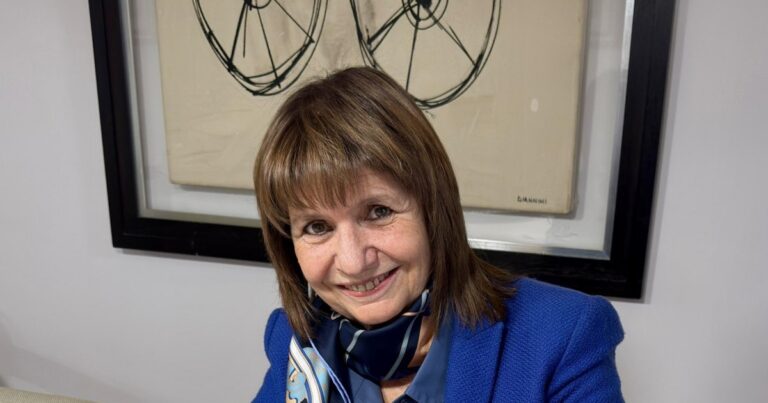 Tras recuperarse de la intervención, Bullrich firmó la candidatura a senadora