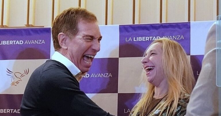 Karina tuvo que intervenir para frenar una maniobra de Pareja para bajar a Santilli al quinto puesto