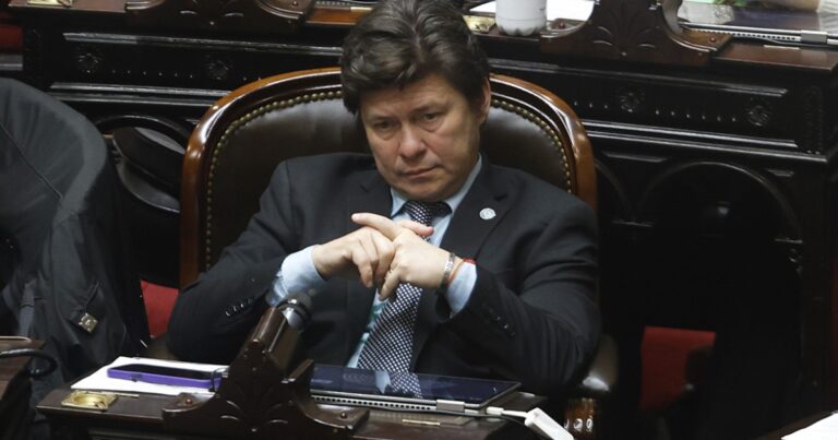 Encuesta: Valdés, muy cerca de ganar Corrientes en primera vuelta y los libertarios están cuartos