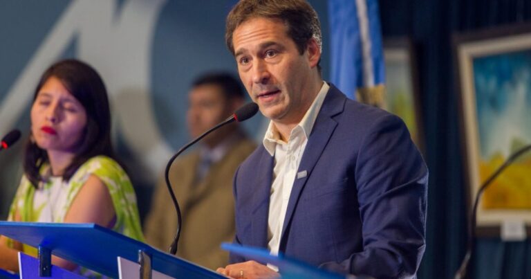 Allanaron a miembros del entorno del candidato del peronismo en Chubut por una causa de corrupción
