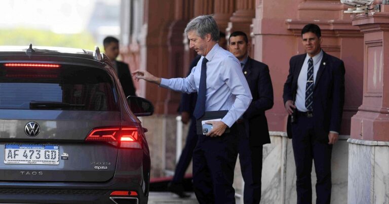 El peso acumula una devaluación del 35% desde que el dólar empezó a “flotar”