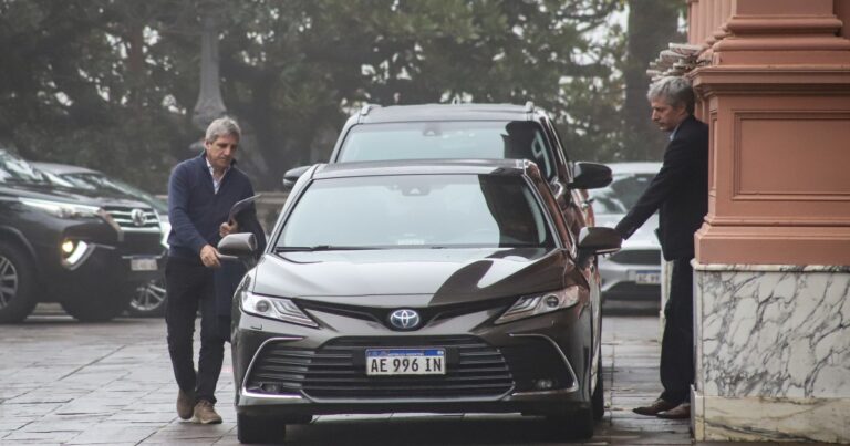 En el mercado hablan de una intervención “brutal” de Toto Caputo para bajar el dólar futuro