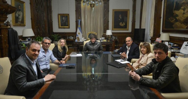 Adorni tuvo que explicar que no usan un cartón de Milei en las reuniones de gabinete