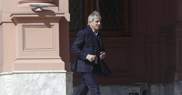 El fin de la flotación: Caputo apuesta a una Convertibilidad blue hasta la elección