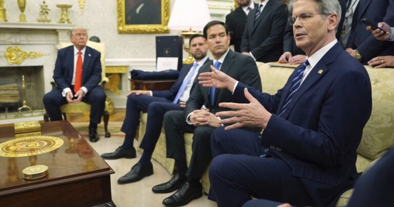 El gabinete de Trump dividido entre técnicos y MAGA por el préstamo a la Argentina