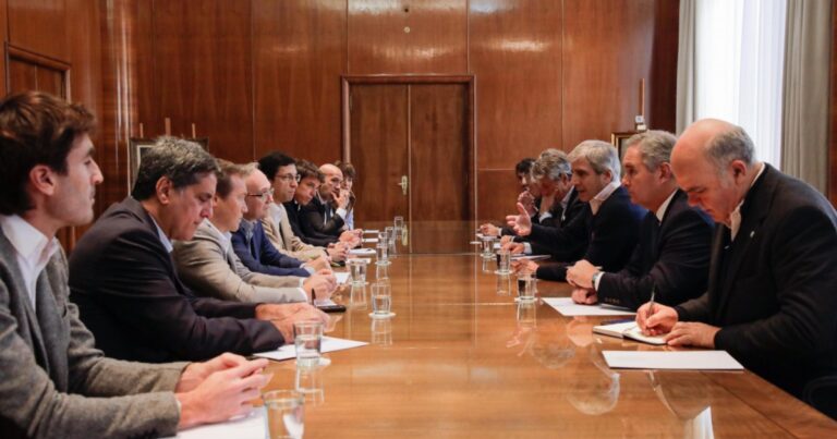Furia del campo por el pacto Caputo-cerealeras: “Diez tipos se llevaron 2.000 millones de dólares”