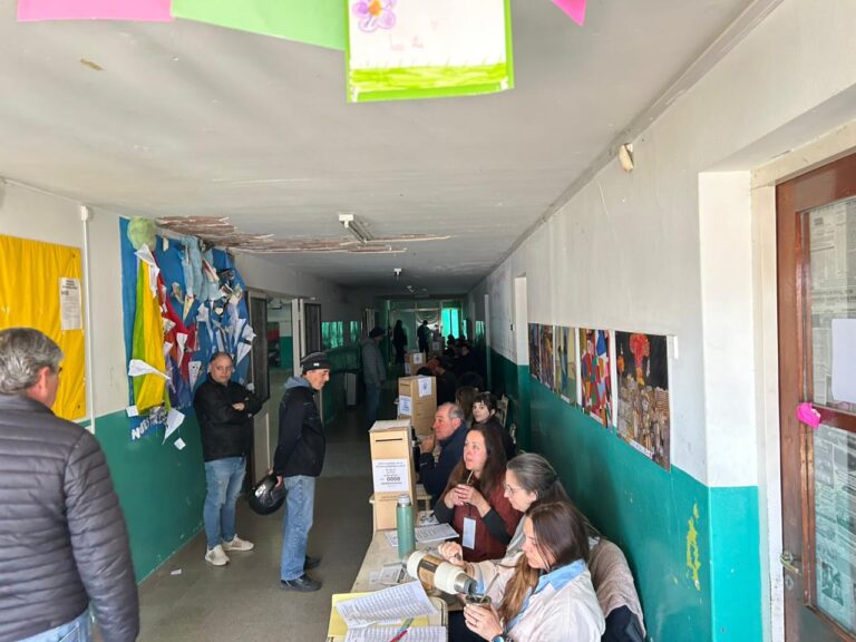 A las 12 del mediodía ya votó entre el 21% y el 26% del padrón