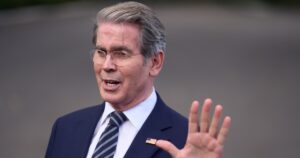 Afirman que Bessent se ganó USD 200 millones con el carry trade “a medida” que le armó Caputo