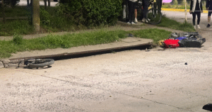 Violento choque entre una moto y un auto en Ayacucho: dos jóvenes hospitalizados, uno de ellos inconsciente