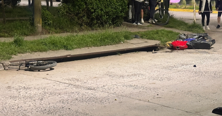 Violento choque entre una moto y un auto en Ayacucho: dos jóvenes hospitalizados, uno de ellos inconsciente