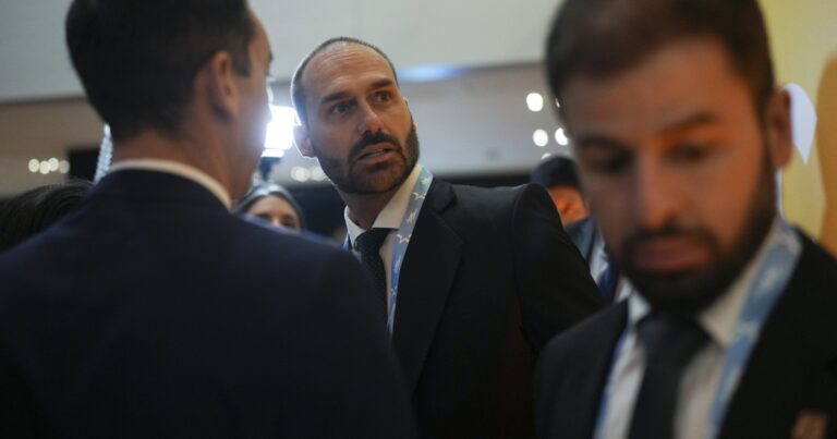 La justicia brasileña podría imputar al hijo de Bolsonaro por impulsar las sanciones de EEUU contra el país