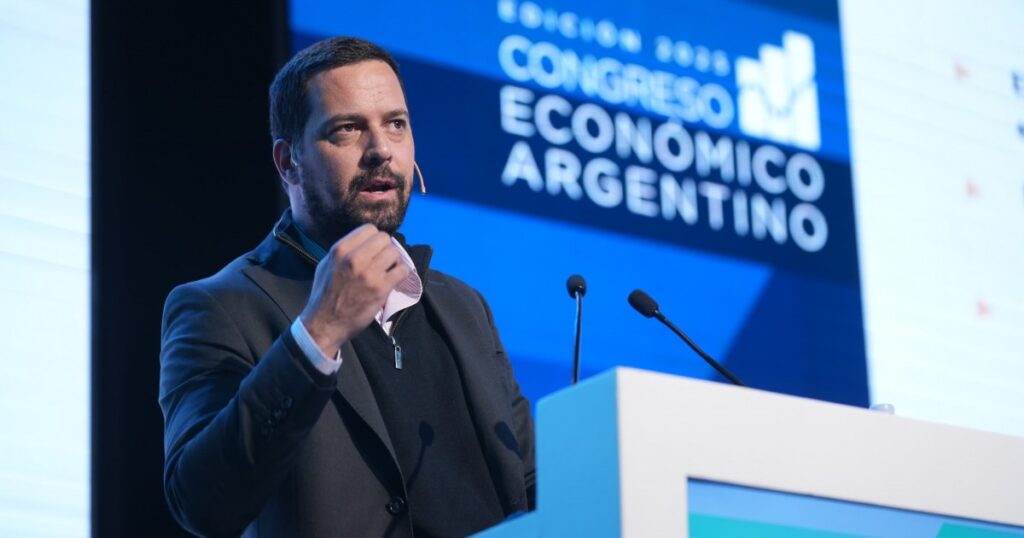 La fabricante de Nike y Adidas cierra su última planta por la ola de importaciones