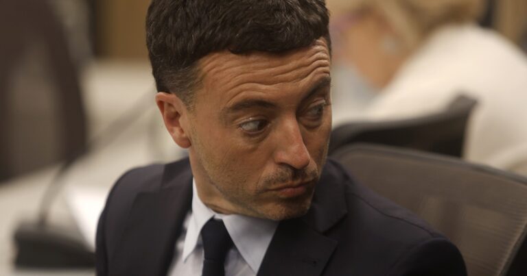 De Loredo impulsa subir la edad jubilatoria de policías y mete una cuña entre Llaryora y la fuerza