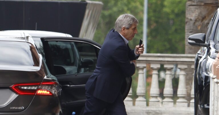 Caputo reconoció que no tiene los dólares para pagar los vencimientos y dijo que podía usar el swap con China