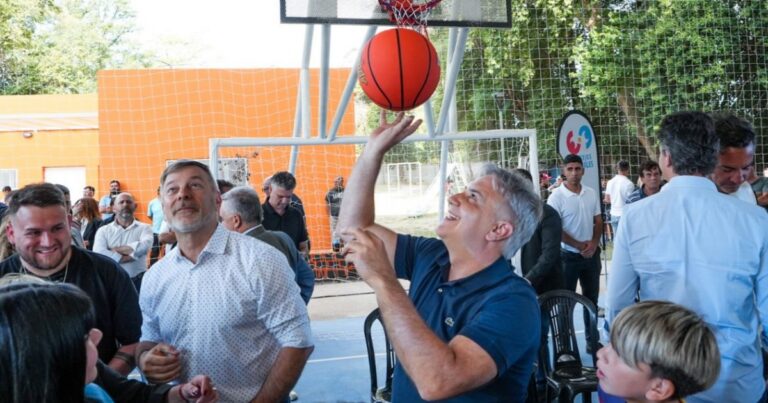 Crisis de los tinglados: Llaryora cierra 128 “polideportivos” tras el desplome de dos