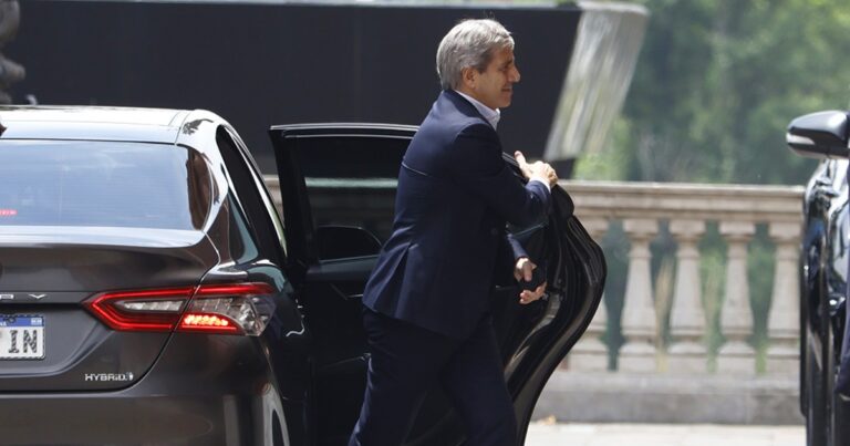 Caputo tuvo que pedirle otro préstamo a Bessent para pagarle al FMI y disfrazar la meta de reservas