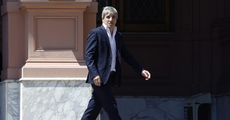 Los gobernadores se impusieron y Toto Caputo sacó Ganancias de la reforma laboral