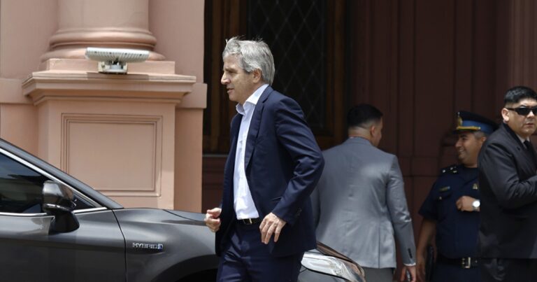 Caputo reconoció que no tiene margen para seguir ajustando y está en duda la meta fiscal con el FMI