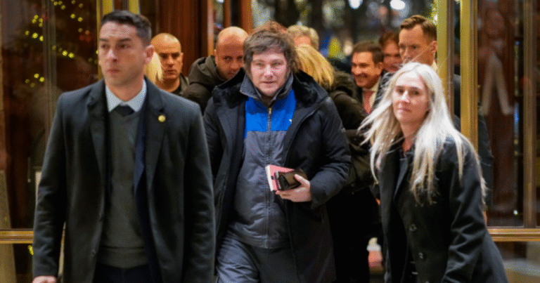 Milei tuvo que aclarar que usa dos mamelucos de YPF por día