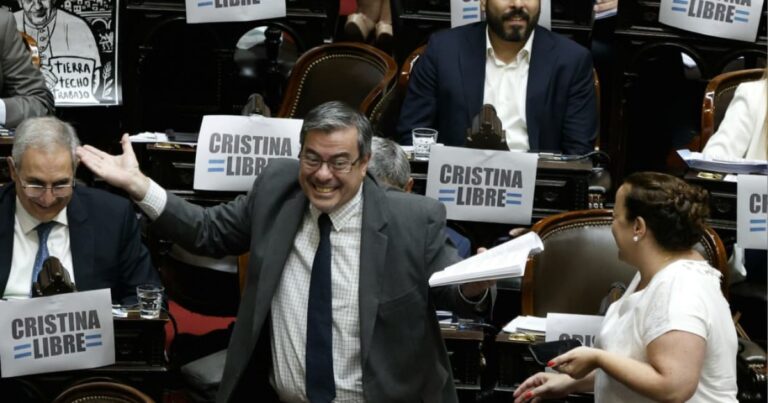 Menem busca un acuerdo desesperado con el kirchnerismo para salvar el presupuesto y le ofrece un lugar en la AGN