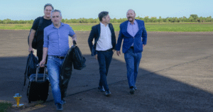 Kicillof quiere trabajar un armado nacional pero se quejan que La Cámpora lo arrastra al “barro” bonaerense