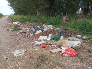 Basural a cielo abierto en calle Gato y Mancha: reclamo por el abandono municipal