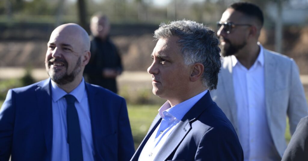 Los libertarios pierden otra banca a manos de Gebel y crecen las críticas a Pareja