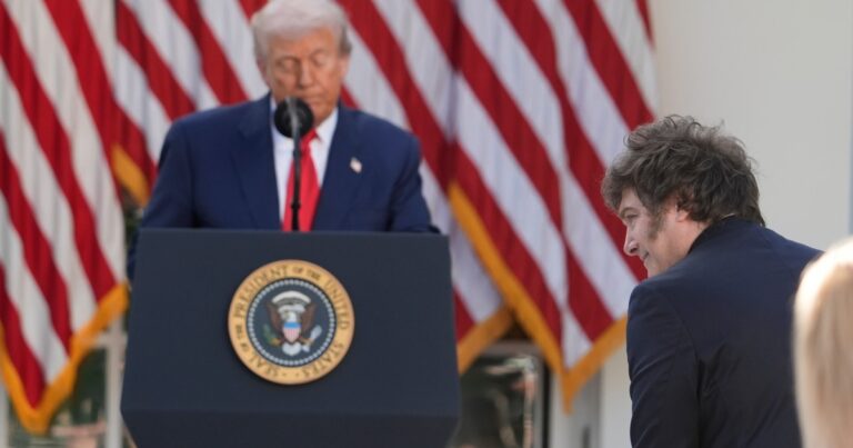 Milei avanza en un acuerdo con Trump para recibir inmigrantes deportados de EEUU