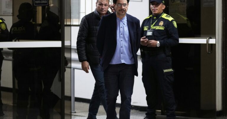 El candidato de Petro lidera las encuestas en Colombia con una derecha dividida