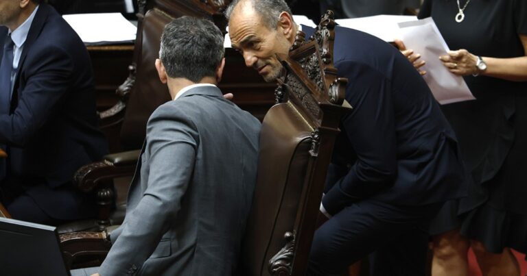  Los Menem quieren cargarse a Santiago Caputo después de la reforma laboral