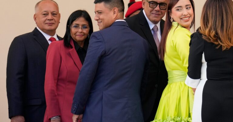 The Guardian dice que Delcy y su hermano negociaron con EEUU antes de la captura de Maduro