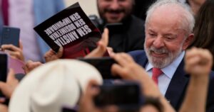 Una nueva encuesta ubica a Lula como favorito pero con Flavio Bolsonaro creciendo