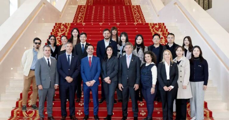 China pagó un viaje de diputados libertarios a Huawei y complica a Milei con Trump