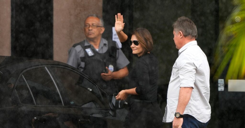 Michelle no hará campaña por Flavio y estalla la guerra entre los Bolsonaro