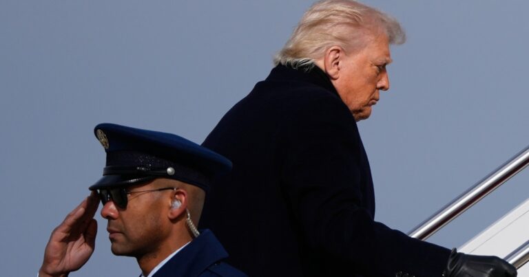 Trump amenaza con aranceles a los países europeos que se opongan a la compra de Groenlandia