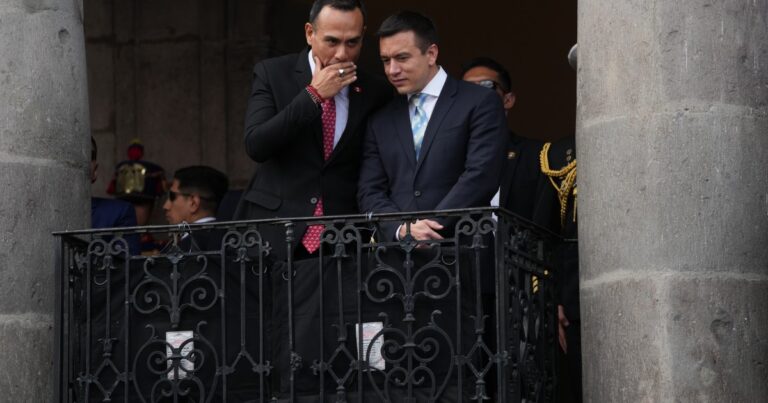 El presidente de Perú quedó al borde de la destitución por reuniones clandestinas con un empresario chino