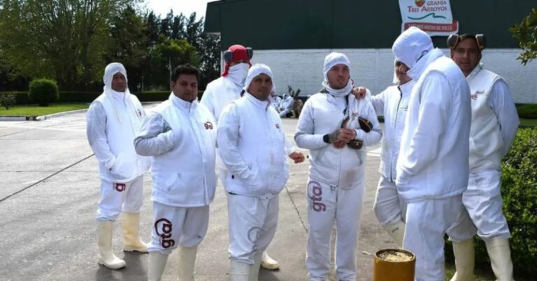 Más de 300 operarios paralizan una planta de Granja Tres Arroyos por deudas salariales