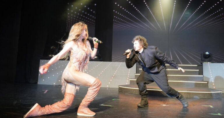 Golpeado por el repudio al baile con Fátima mientras se incendiaba la Patagonia, Milei liberó 100 mil millones para los bomberos