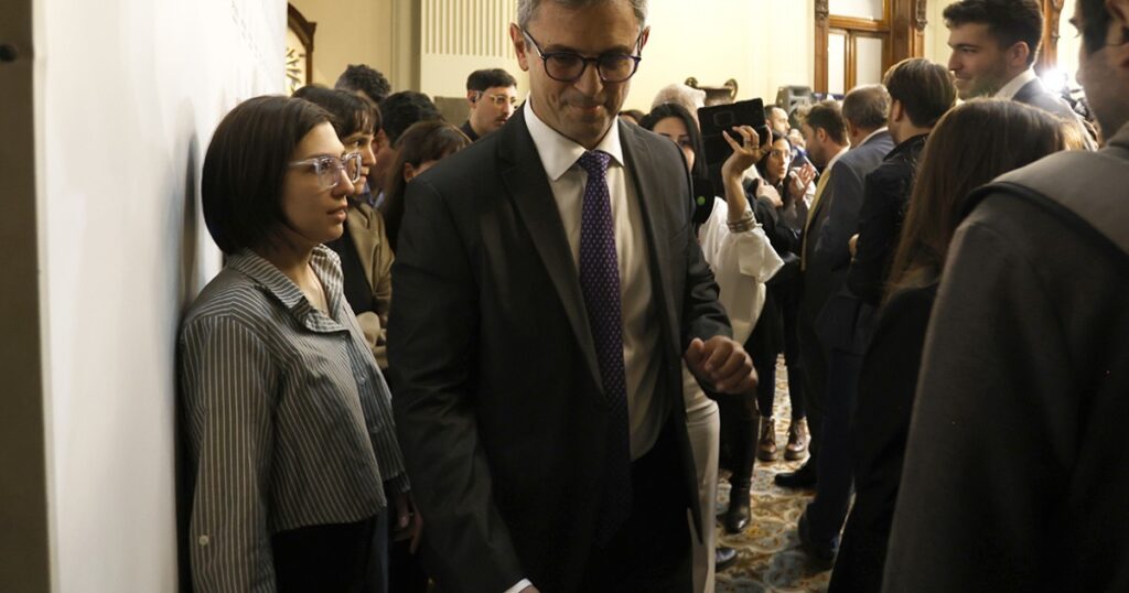 Menem tuvo que mandar a buscar nueve diputados por tierra porque no consiguen vuelos para llegar a dar quórum